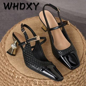 WHDXY صندل نسائي أسود ذو نسيج منسوج بكعب غير متماثل وظهر مفتوح | تصميم مربع لامع للأصبع مع إبزيم معدني | أحذية أنيقة للسيدات للتنقل والمواعدة