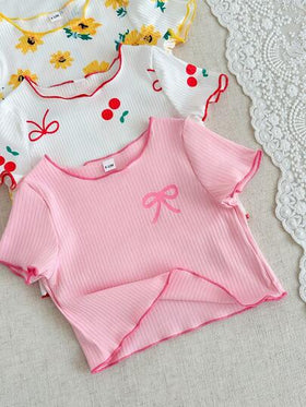 SHEIN 4 قطع بلوزات صيفية للبنات الصغيرات، أكمام قصيرة، ألوان متباينة، كشكشة، طباعة فراولة وزهر الكرز والأقحوان، تصميم ريفي أنيق ومريح وعملي