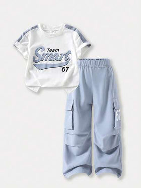 SHEIN Casuvi Kids مجموعة بنطلون وتي شيرت للبنات الصغيرات، تي شيرت بأكمام راجلان فضفاض وألوان متباينة مع طباعة حرف أمريكي كيوت وجذاب، بنطلون كارجو أزرق فاتح، مناسب للبيت والسفر والرياضة والخارج والاستخدام اليومي