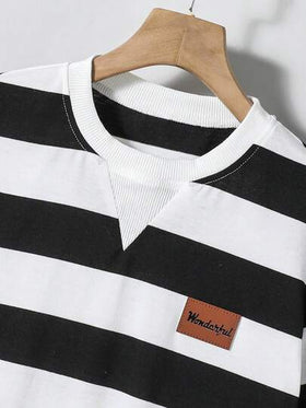 SHEIN Vacaura مجموعة من 2 قطعة، تيشيرت مخطط أبيض وأسود بطراز عصري بسيط مع علامة جلدية وبنطلون أسود، مناسب للأولاد، للارتداء اليومي في الربيع والصيف والخريف