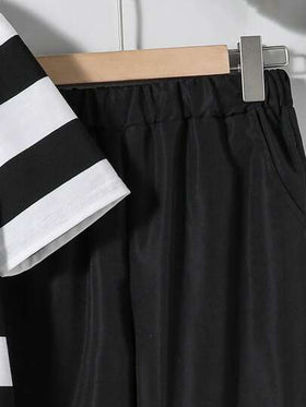 SHEIN Vacaura مجموعة من 2 قطعة، تيشيرت مخطط أبيض وأسود بطراز عصري بسيط مع علامة جلدية وبنطلون أسود، مناسب للأولاد، للارتداء اليومي في الربيع والصيف والخريف