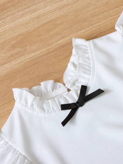 SHEIN مجموعة من قطعتين للبنات تتكون من: 2 قطعة ملابس علوية محبوكة بأكمام قصيرة مزينة بتصميم الفراشة والكشكشة، وبنطلون بتصميم الفراشة مقسوم وواسع الأرجل، طقم أزياء عصري