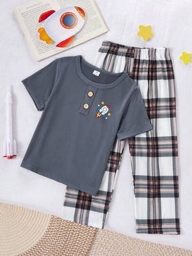SHEIN Genkimix Kids مجموعة ملابس منزلية كاجوال مكونة من 2 قطعة: ملابس علوية كم قصير مطبوعة برسمة صاروخ وبنقشة المربعات، وبنطلون مطبوع بنقشة المربعات بالكامل