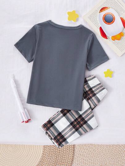 SHEIN Genkimix Kids مجموعة ملابس منزلية كاجوال مكونة من 2 قطعة: ملابس علوية كم قصير مطبوعة برسمة صاروخ وبنقشة المربعات، وبنطلون مطبوع بنقشة المربعات بالكامل