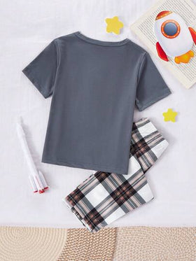 SHEIN Genkimix Kids مجموعة ملابس منزلية كاجوال مكونة من 2 قطعة: ملابس علوية كم قصير مطبوعة برسمة صاروخ وبنقشة المربعات، وبنطلون مطبوع بنقشة المربعات بالكامل