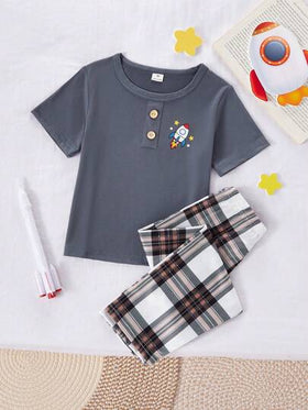 SHEIN Genkimix Kids مجموعة ملابس منزلية كاجوال مكونة من 2 قطعة: ملابس علوية كم قصير مطبوعة برسمة صاروخ وبنقشة المربعات، وبنطلون مطبوع بنقشة المربعات بالكامل