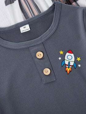 SHEIN Genkimix Kids مجموعة ملابس منزلية كاجوال مكونة من 2 قطعة: ملابس علوية كم قصير مطبوعة برسمة صاروخ وبنقشة المربعات، وبنطلون مطبوع بنقشة المربعات بالكامل
