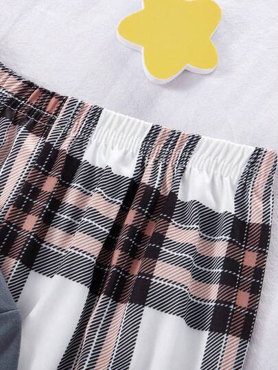 SHEIN Genkimix Kids مجموعة ملابس منزلية كاجوال مكونة من 2 قطعة: ملابس علوية كم قصير مطبوعة برسمة صاروخ وبنقشة المربعات، وبنطلون مطبوع بنقشة المربعات بالكامل