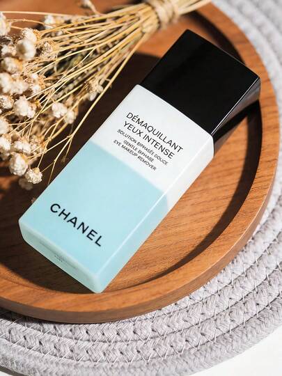 CHANEL منظف العين ثنائي الطور من شانيل هو منتج رعاية بشرة فاخر. إنه منتج فعال لإزالة مكياج العين والشفاه المقاوم للماء، بصيغة غير مهيجة ومرطبة.