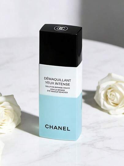 CHANEL منظف العين ثنائي الطور من شانيل هو منتج رعاية بشرة فاخر. إنه منتج فعال لإزالة مكياج العين والشفاه المقاوم للماء، بصيغة غير مهيجة ومرطبة.