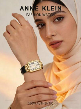 Anne Klein ساعة كوارتز بسوار جلد أسود للنساء، قرص نسيجي كريمي، حالة بلون ذهبي، أنيقة وعصرية، مناسبة كهدية للسيدات، AK/3752CRBK