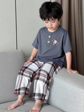 SHEIN Genkimix Kids مجموعة ملابس منزلية كاجوال مكونة من 2 قطعة: ملابس علوية كم قصير مطبوعة برسمة صاروخ وبنقشة المربعات، وبنطلون مطبوع بنقشة المربعات بالكامل