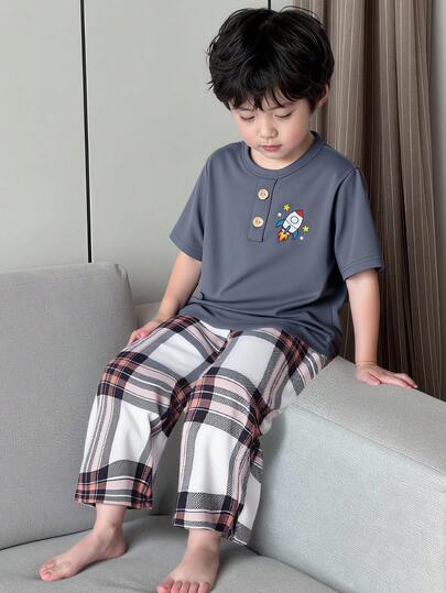 SHEIN Genkimix Kids مجموعة ملابس منزلية كاجوال مكونة من 2 قطعة: ملابس علوية كم قصير مطبوعة برسمة صاروخ وبنقشة المربعات، وبنطلون مطبوع بنقشة المربعات بالكامل
