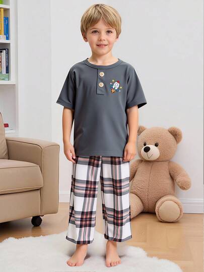 SHEIN Genkimix Kids مجموعة ملابس منزلية كاجوال مكونة من 2 قطعة: ملابس علوية كم قصير مطبوعة برسمة صاروخ وبنقشة المربعات، وبنطلون مطبوع بنقشة المربعات بالكامل