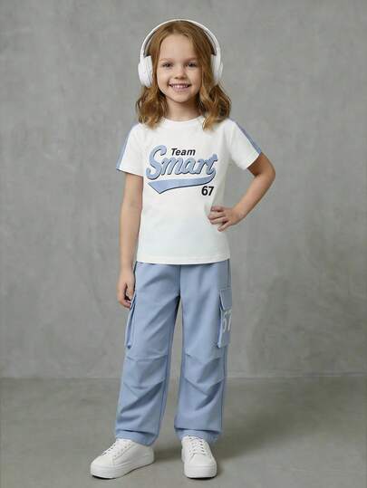 SHEIN Casuvi Kids مجموعة بنطلون وتي شيرت للبنات الصغيرات، تي شيرت بأكمام راجلان فضفاض وألوان متباينة مع طباعة حرف أمريكي كيوت وجذاب، بنطلون كارجو أزرق فاتح، مناسب للبيت والسفر والرياضة والخارج والاستخدام اليومي