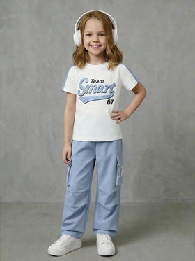 SHEIN Casuvi Kids مجموعة بنطلون وتي شيرت للبنات الصغيرات، تي شيرت بأكمام راجلان فضفاض وألوان متباينة مع طباعة حرف أمريكي كيوت وجذاب، بنطلون كارجو أزرق فاتح، مناسب للبيت والسفر والرياضة والخارج والاستخدام اليومي