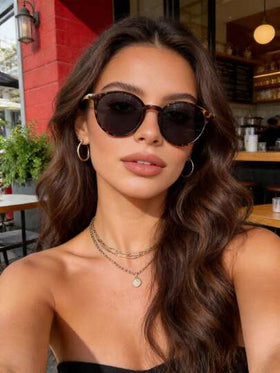 زوج من النظارات الشمسية الأنيقة للنساء بتصميم دائري رجعي، مناسبة لحفلات الموسيقى والشواطئ وغيرها من المناسبات، خيار مثالي للنظارات الشمسية الأنيقة للنساء، موديلات أساسية وأنيقة للنساء، يمكن تنسيقها مع الجوارب والجينز وبنطلونات السويت وهوديس والسترات والفس