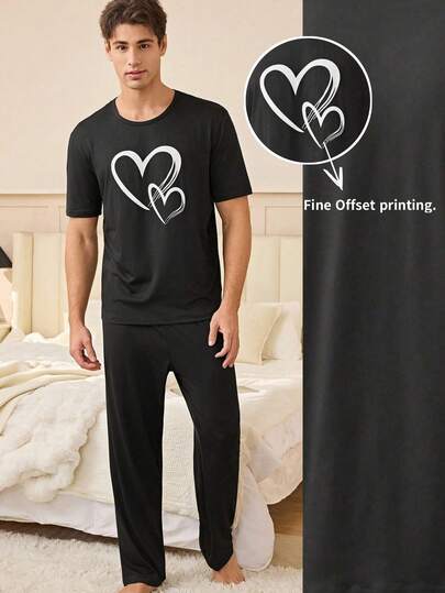 SHEIN طقم بيجامة قصيرة الأكمام للرجال بطباعة قلب بتصميم بسيط وعادي