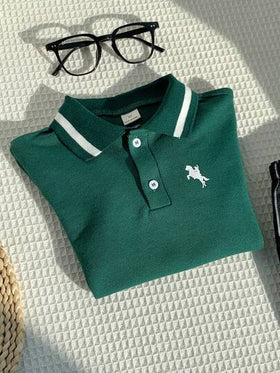 SHEIN قميص بولو بأكمام قصيرة مطبوع بتصميم كولدج مناسب للأولاد الصغار، مناسب للارتداء اليومي، المدرسة، الخروجات، الرياضة، الربيع/الصيف
