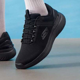 Skechers أحذية رياضية كاجوال للرجال بنمط ربطة الحذاء، أحذية رياضية خفيفة الوزن مريحة للاستخدام اليومي والرياضة الخارجية 232673-BBK