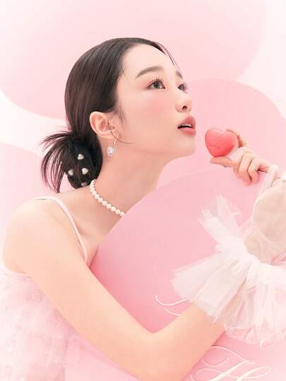 Dasique أحمر شفاه وأحمر خدود على شكل قلب من الفلوت من داسيك - ملمس كعكة مطفي، صبغة عالية، فرشاة تركيز ناعمة مدمجة، مستلزمات مكياج عيد الميلاد، هدية عيد الحب للسيدات، أفضل مكياج ساحر للطلاب والعرائس والصيف وعيد الحب والعطلات