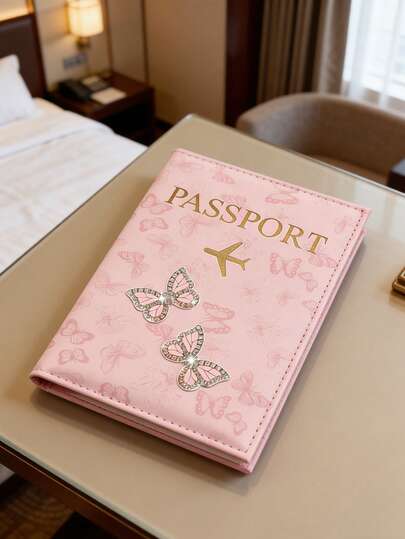 حامل جواز سفر صغير وجميل بتصميم بسيط، غطاء جواز سفر مزين بفراشة وردية مرصعة بأحجار لامعة، غلاف جواز سفر، حافظة بطاقات هوية، كم جواز سفر مريح، حافظة مستندات، حافظة جواز سفر من البولي يوريثان بتصميم حلو وخفيف وقابل للحمل، مناسب للسفر الدولي، مثالي للأزواج و
