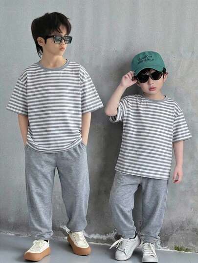 SHEIN ملابس بنطلون وبلوزة مخططة للمراهقين الأولاد - ملابس علوية كم قصير مخططة وبنطلون جوجر، كاجوال، مريح، متعدد الاستخدامات، قماش ناعم، مناسب للمدرسة والخروجات والارتداء اليومي، خريف/شتاء