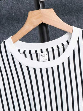 SHEIN مجموعة قصيرة بأكمام قصيرة مخططة للأولاد المراهقين 2 قطعة، طراز شارع بانك روك بريبي للارتداء اليومي، الحفلات، مهرجانات الموسيقى، مناسبة للربيع/الصيف