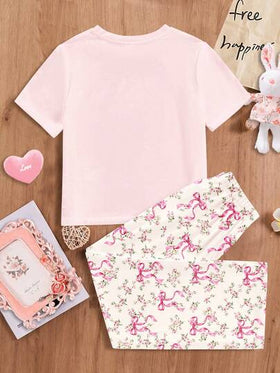 SHEIN طقم ملابس علوية وبنطلون منزلي للبنات الصغيرات، بطبعات زهور وفيونكة، رقبة دائرية وأكمام قصيرة، مناسب للربيع والصيف للاستخدام المنزلي والخارجي والأوقات الحرة والعطلات، بتصميم مريح وسهل