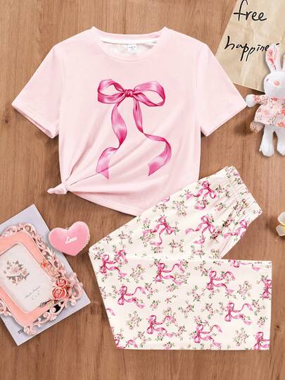 SHEIN طقم ملابس علوية وبنطلون منزلي للبنات الصغيرات، بطبعات زهور وفيونكة، رقبة دائرية وأكمام قصيرة، مناسب للربيع والصيف للاستخدام المنزلي والخارجي والأوقات الحرة والعطلات، بتصميم مريح وسهل