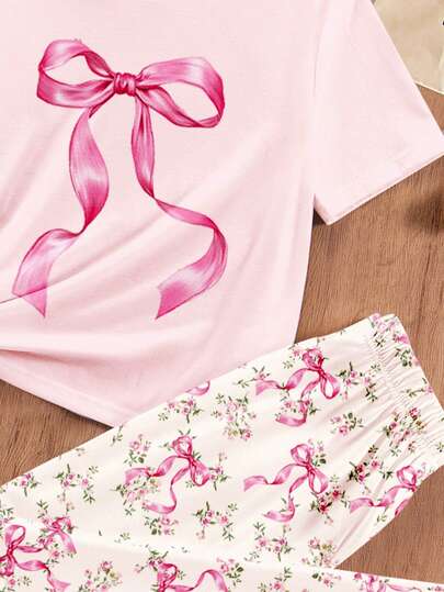 SHEIN طقم ملابس علوية وبنطلون منزلي للبنات الصغيرات، بطبعات زهور وفيونكة، رقبة دائرية وأكمام قصيرة، مناسب للربيع والصيف للاستخدام المنزلي والخارجي والأوقات الحرة والعطلات، بتصميم مريح وسهل