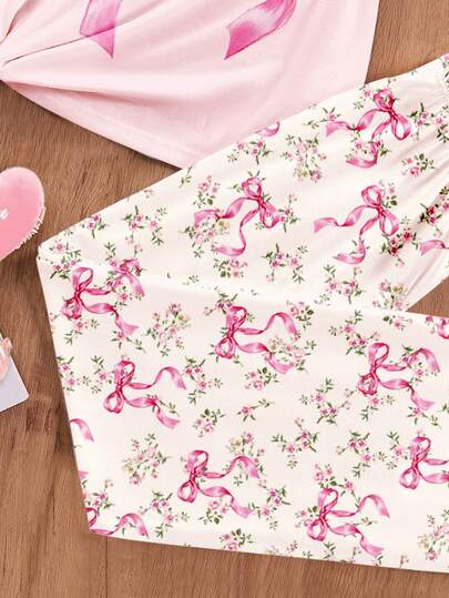 SHEIN طقم ملابس علوية وبنطلون منزلي للبنات الصغيرات، بطبعات زهور وفيونكة، رقبة دائرية وأكمام قصيرة، مناسب للربيع والصيف للاستخدام المنزلي والخارجي والأوقات الحرة والعطلات، بتصميم مريح وسهل