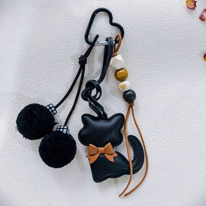 قلادة مفاتيح جلدية على شكل قطة جميلة، تعليقة جلدية على شكل قطة للحقيبة، تعليقة حقيبة مزينة بالخرز أنيقة، تعليقة حقيبة مزينة بكرات صغيرة جميلة، مزينة بزخارف على شكل قلب وشرابات، مشبك ربيعي مثلث الشكل، باللون الأسود/البني، مناسبة للحقائب اليدوية والحقائب ال