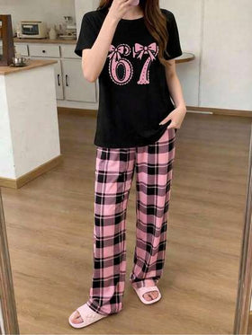 مجموعة بيجامة مكونة من قطعتين للفتيات المراهقات، ملابس علوية كم قصير من الحرير الحليبي مزين برسم وفيونكة مربعة، وبنطلون مربع فضفاض، بيجامة مريحة مناسبة للارتداء اليومي
