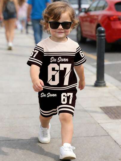 SHEIN Playful Pals ملابس بقطعتين للربيع والصيف: بدلة أطفال صبيان كاجوال أنيقة ذات شخصية مبتكرة منعشة بسيطة كاواييي بتباين أسود وأبيض مطبوع برقم 67 قميص كم قصير وشورت مجموعة، ملابس يومية مريحة، أنماط صيفية وخريفية مناسبة للربيع والصيف والخريف