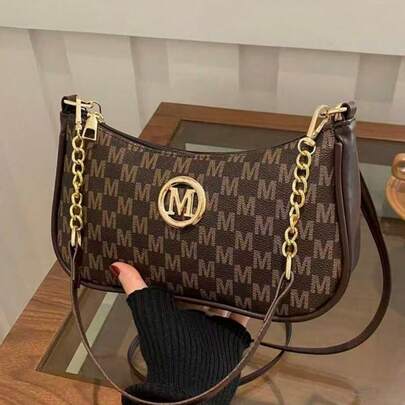 حقيبة كتف وحقيبة متقاطعة بتصميم طباعة حرف M معدنية سلسلة ديكور جلد PU مقاوم للماء موضة جديدة 2026. مناسبة للتسوق، الاستخدام اليومي، الطلاب، السيدات الشابات، وسيدات المكتب. مثالية للمكتب، الجامعة، العمل، الأعمال، التنقل، الأنشطة الخارجية، السفر والنزهات.