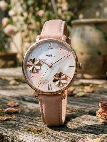 Fossil ساعة نسائية ذات إطار وردي ذهبي ثلاثي الأبعاد بعقارب ذات أرقام رومانية أنيقة وقرص من الأم اللؤلؤ، مع سوار جلد وردي أصلي. هدية رائعة للمرأة.