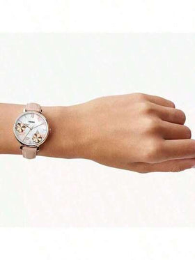 Fossil ساعة نسائية ذات إطار وردي ذهبي ثلاثي الأبعاد بعقارب ذات أرقام رومانية أنيقة وقرص من الأم اللؤلؤ، مع سوار جلد وردي أصلي. هدية رائعة للمرأة.