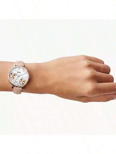 Fossil ساعة نسائية ذات إطار وردي ذهبي ثلاثي الأبعاد بعقارب ذات أرقام رومانية أنيقة وقرص من الأم اللؤلؤ، مع سوار جلد وردي أصلي. هدية رائعة للمرأة.