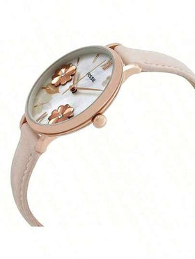 Fossil ساعة نسائية ذات إطار وردي ذهبي ثلاثي الأبعاد بعقارب ذات أرقام رومانية أنيقة وقرص من الأم اللؤلؤ، مع سوار جلد وردي أصلي. هدية رائعة للمرأة.