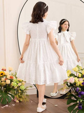 SHEIN فستان أنيق بياقة عالية مزين بفيونكة مطرزة، أكمام مكسرة على طبقتين، قصة A-line، للفتيات المراهقات، لون أبيض سادة، مناسب للعطلات