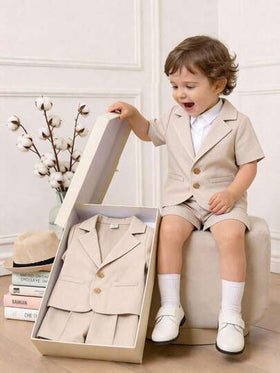 SHEIN مجموعة بدلة قصيرة الأكمام من البليزر والشورت للأطفال/الأولاد الرضع، بلون الخاكي، بدلة رسمية أنيقة مناسبة للمناسبات الخاصة كالأعياد والأعراس والمناسبات الدينية وحفلات استقبال المواليد، مناسبة للحضور كضيف أو طفل حامل الخاتم