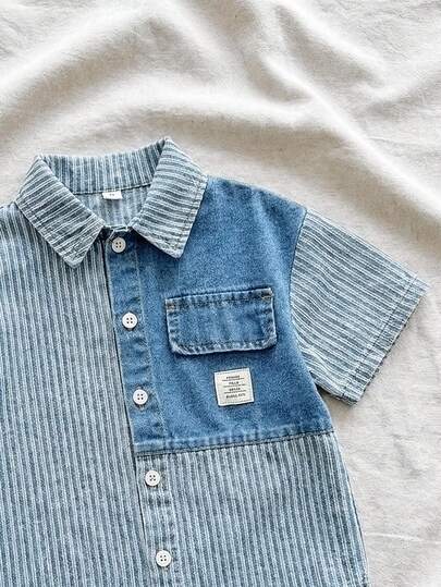 SHEIN مجموعة قميص أزرق جينز بأكمام قصيرة وشورت للأولاد الصغار، 2 قطعة
