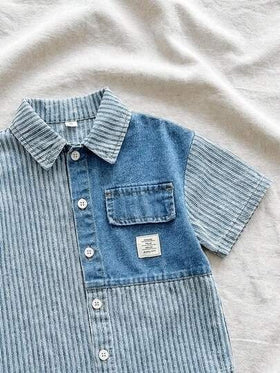 SHEIN مجموعة قميص أزرق جينز بأكمام قصيرة وشورت للأولاد الصغار، 2 قطعة