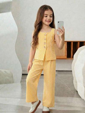 SHEIN طقم كاجوال من ملابس علوية بلا أكمام ذو رقبة مربعة وبنطلون مطبوع بخطوط للفتيات الصغيرات