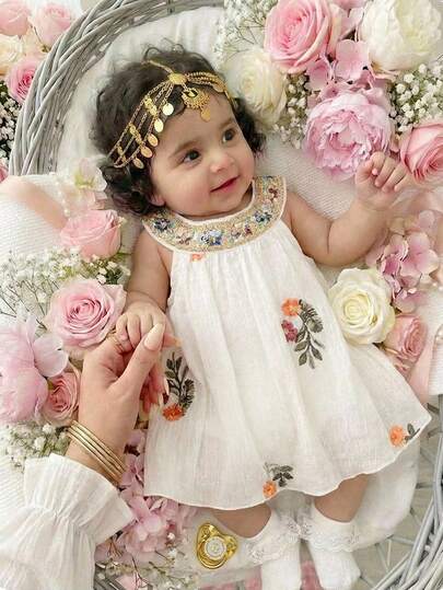 SHEIN رومبير رومبر فضفاضة للأطفال الرضع البنات مزينة بشريط مطرز أنيق وجميل، أبيض عاجي