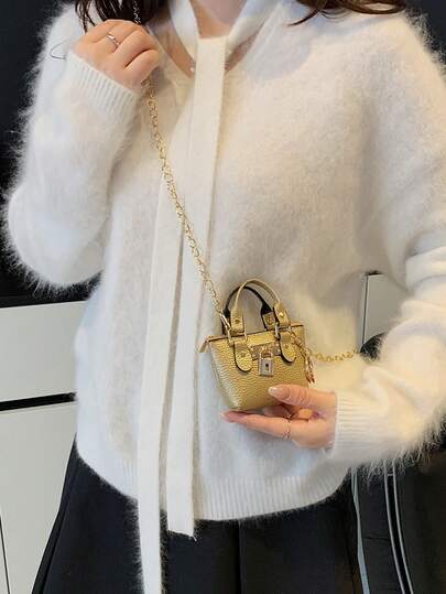 حقيبة يد صغيرة للنساء، حقيبة تسوق صغيرة خفيفة الوزن عصرية جديدة، حقيبة كتف وحقيبة متقاطعة بسلسلة معدنية