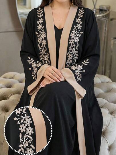 Al Najma عباية أنيقة للمرأة ذات الحجم الكبير مطرزة بزهور ملونة وأكمام طويلة