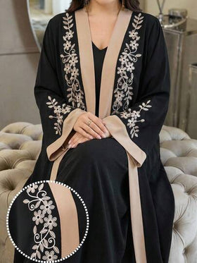 Al Najma عباية أنيقة للمرأة ذات الحجم الكبير مطرزة بزهور ملونة وأكمام طويلة