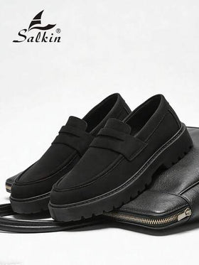 Salkin أحذية لوفر رجالية مصممة بشكل بسيط، أحذية كاجوال سهلة الارتداء، ذات نعل سميك، من الجلد المخمل في موحد اللون ناعمة. رفاهية ميسورة التكلفة للحياة المعاصرة. أحذية رسمية مريحة ذات أصابع مستديرة، أنيقة وأنيقة للرجال في الأعمال مع نعل مطاطي للمشي اليومي،